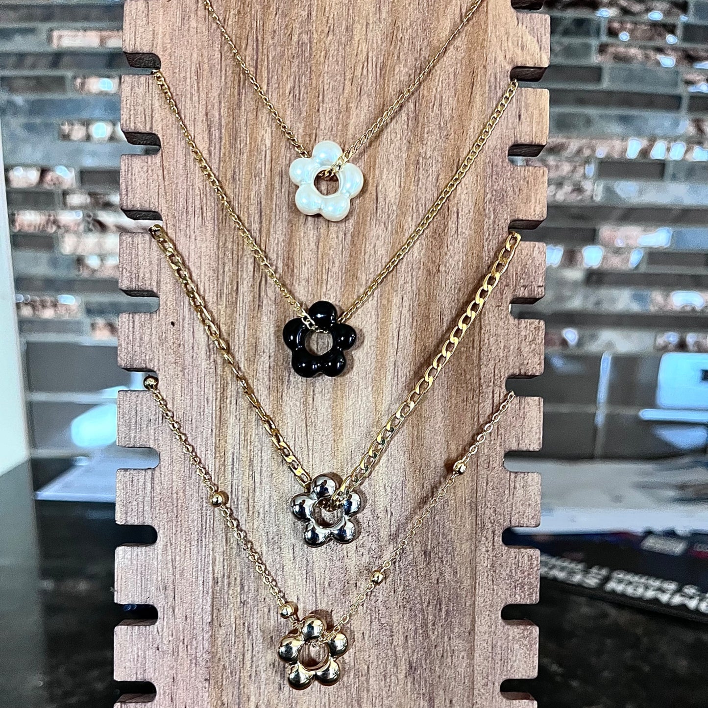 Daisy Resin/Gold Plated necklace